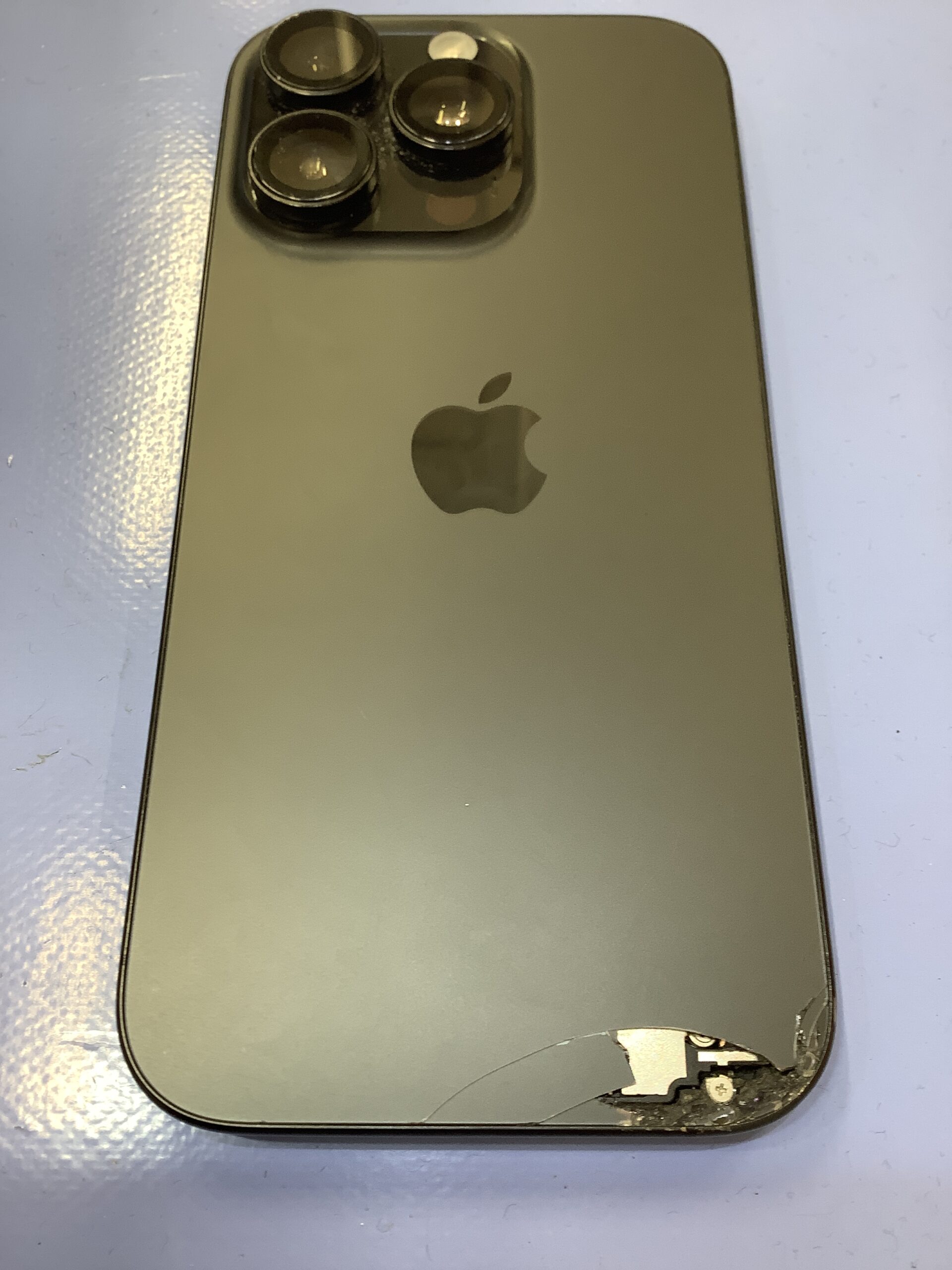iPhone 背面ガラス 割れ